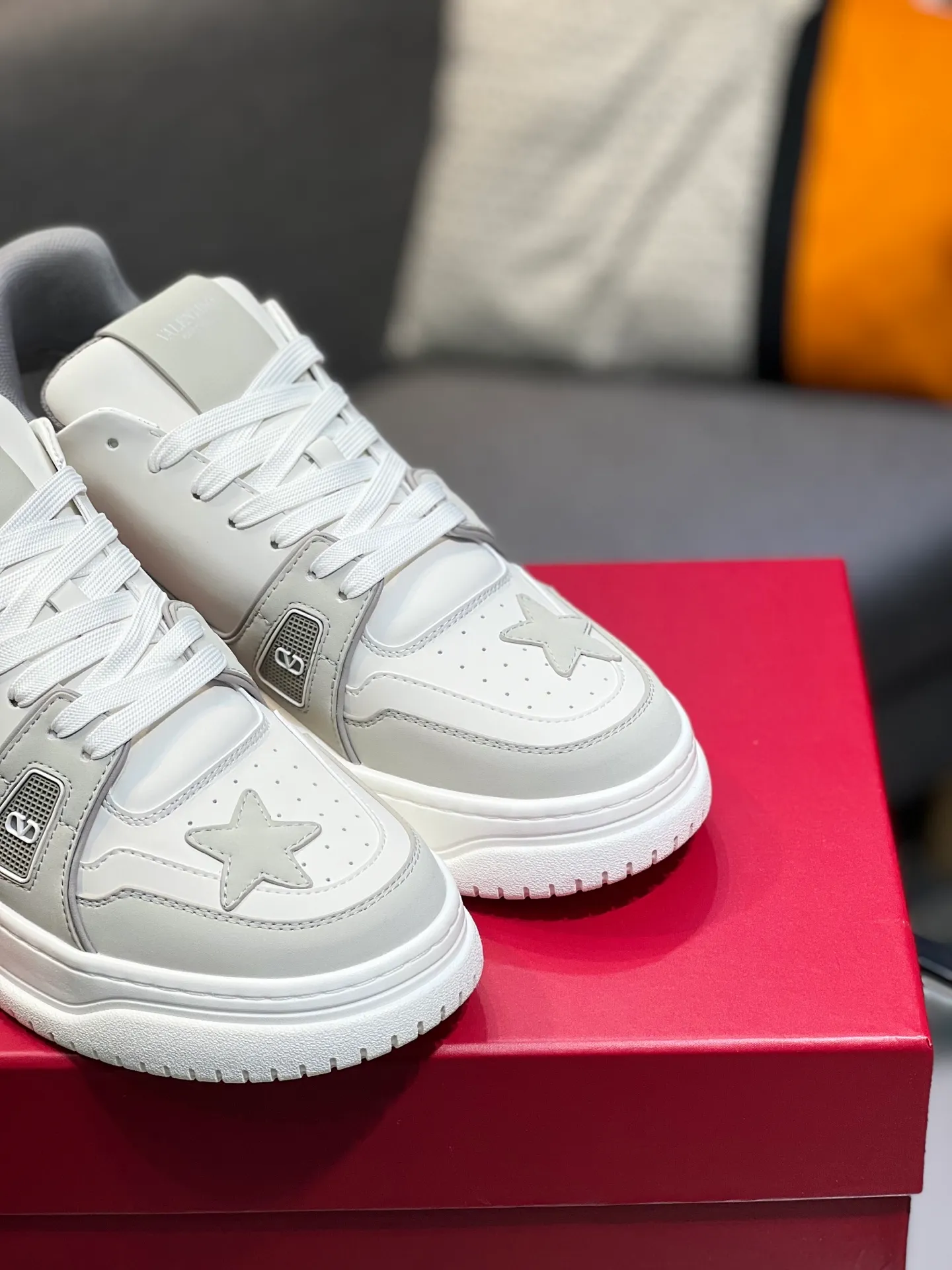 Men's Men's Shoes 💰660 Valentino 2023 early autumn new star shoes are now online! Wang Hedi and Ren Jialun have been worn by many celebrities. Who can refuse the same couple shoes as Wang Hedi! The design of Stars Stab My Heart is cool and spicy. The material of the shoes is cowhide, and every color is beautiful! Size 35-40, men’s size 39-44 (women’s 41, men’s 38, 45🉑️customized)